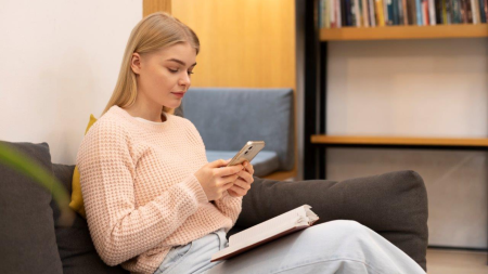 Девушка с книгой и телефоном