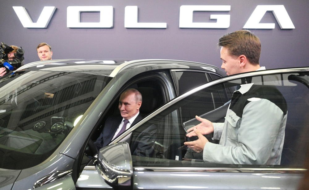 Владимир Путин проехал за рулем нового автомобиля Volga