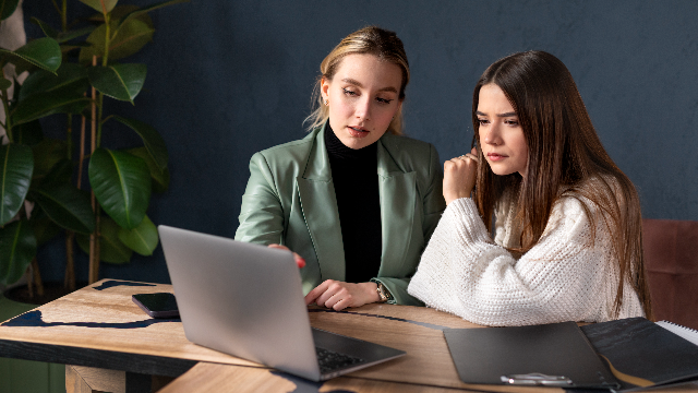 Девушки в офисе