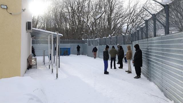 16 мигрантов