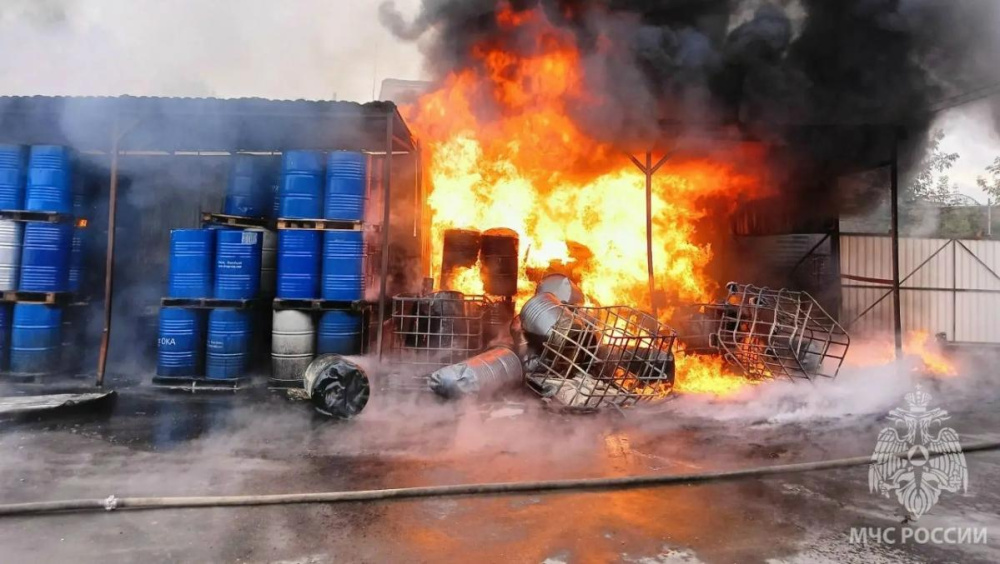 В Дзержинске локализовали пожар на складе бытовой химии площадью 200 кв. м