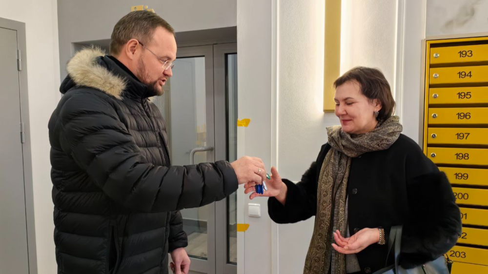 Замгубернатора Сергей Морозов вручил ключи дольщикам ЖК «Июль»