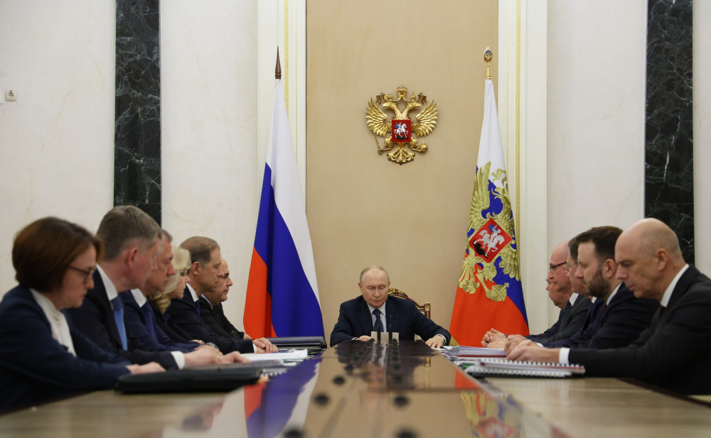 Владимир Путин на совещании по экономическим вопросам 