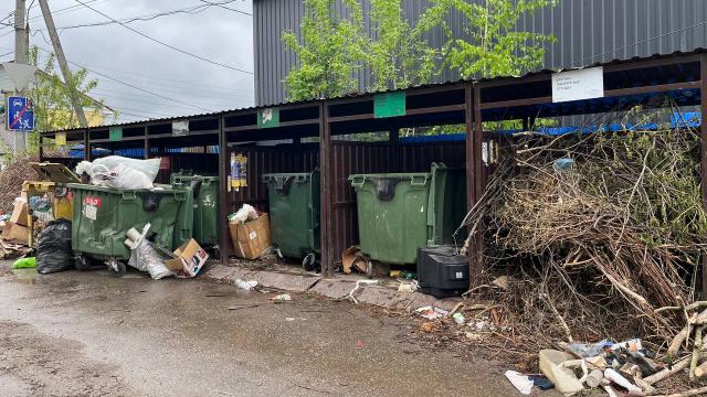 переполненная помойка