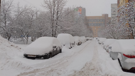 Заснеженный двор в Нижнем Новгороде 8 января 2025 года