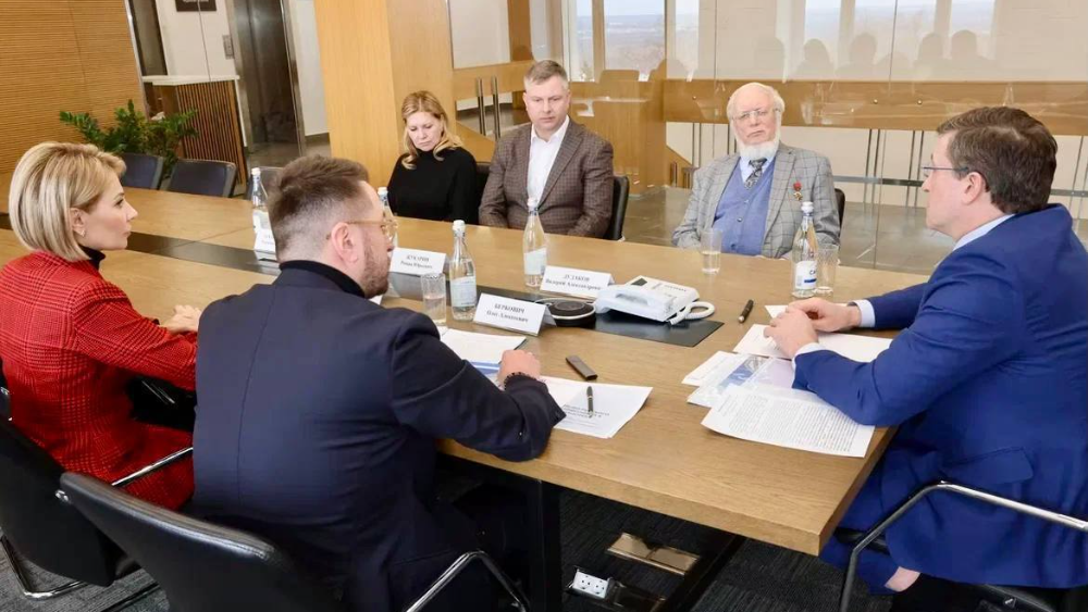 Коллекционер Валерий Дудаков на встрече с Глебом Никитиным