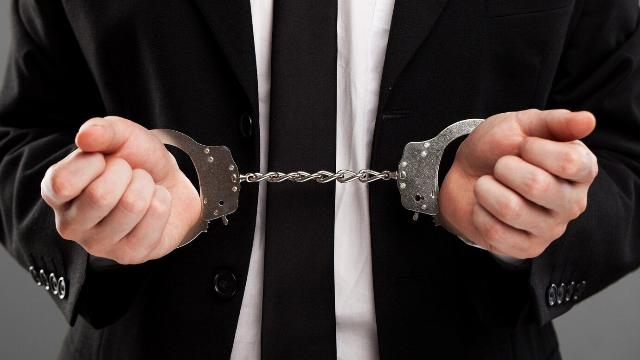 преступник в наручниках