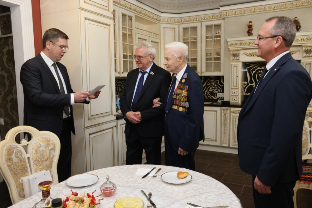 Ветерану Евгению Макарову исполнилось 100 лет