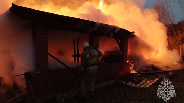 горящий ангар