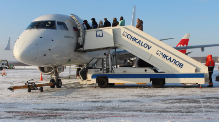 Пассажиров двух рейсов, ушедших на запасной в Нижний Новгород, продолжают развозить в Москву