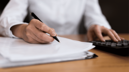 человек с калькулятором