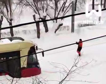 Трамвай сошел с рельсов в Автозаводском районе из‑за сугробов