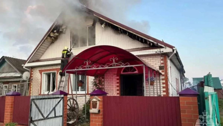 Два человека погибли при пожаре в частном доме в Нижегородской области