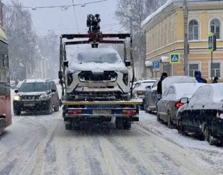 На Большой Печерской эвакуировали мешавшие трамваям автомобили 