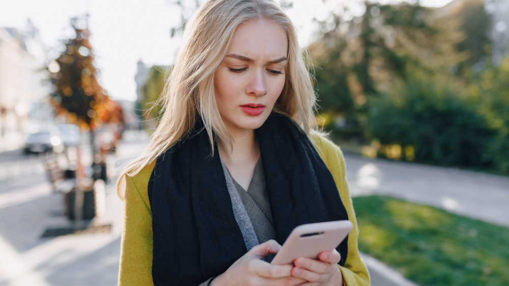 Девушка с телефоном