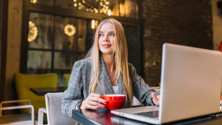 Девушка с ноутбуком