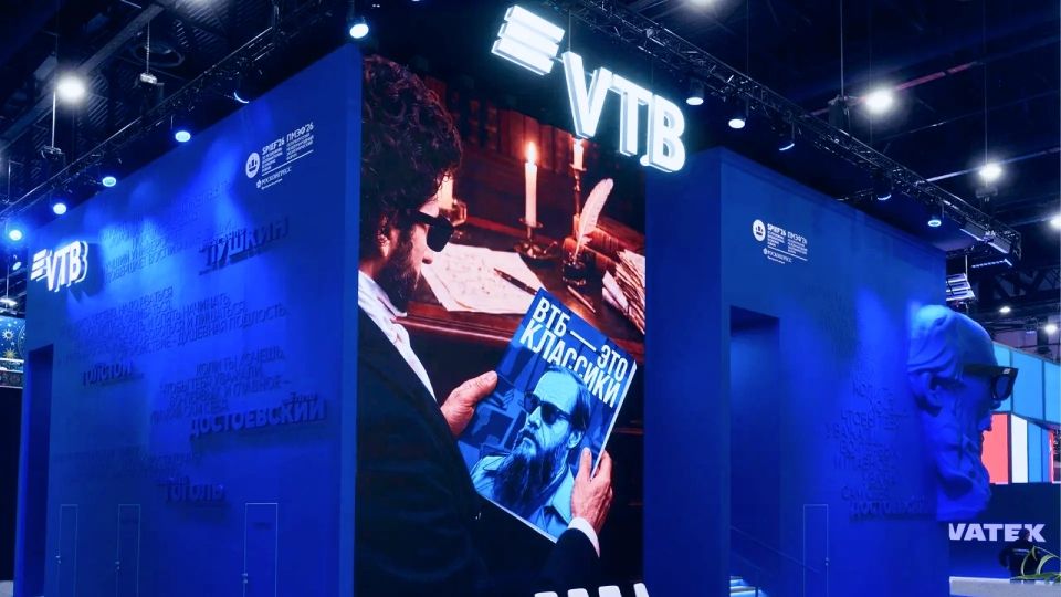 Гигантские головы классиков в очках: ВТБ представил стенд на ПМЭФ-2026
