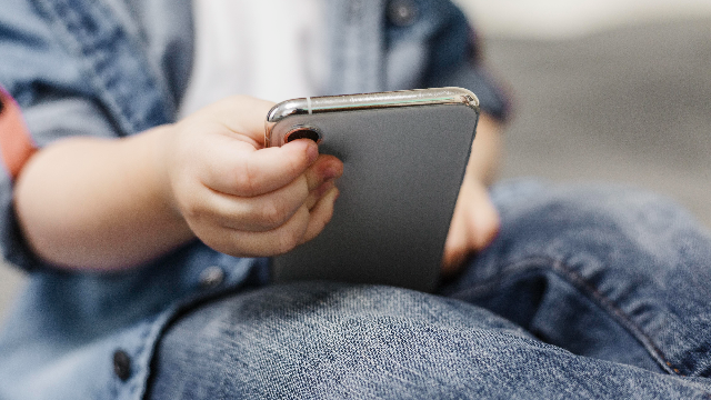 Ребенок с телефоном