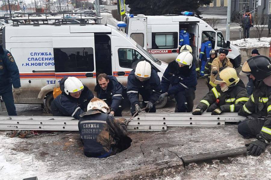 Провалившийся под землю на Керченской в Нижнем Новгороде отделался ушибом
