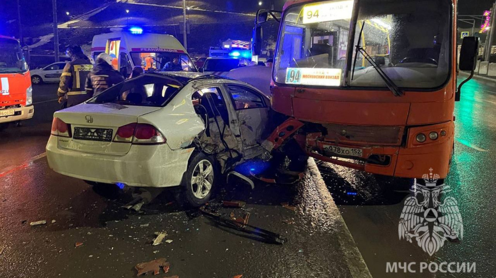 Пять человек госпитализированы после столкновения автобуса и автомобиля в Нижнем Новгороде 