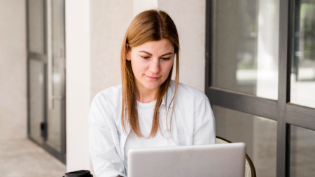 Девушка за компьютером