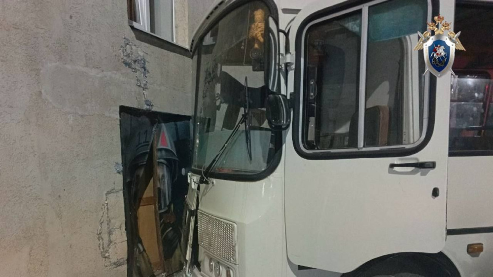 В Дзержинске автобус с пассажирами врезался в здание