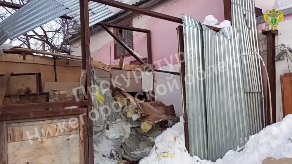 Подстрок погиб при обрушении крыши здания в Нижнем Новгороде