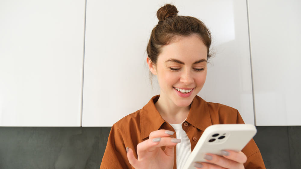 Девушка с телефоном