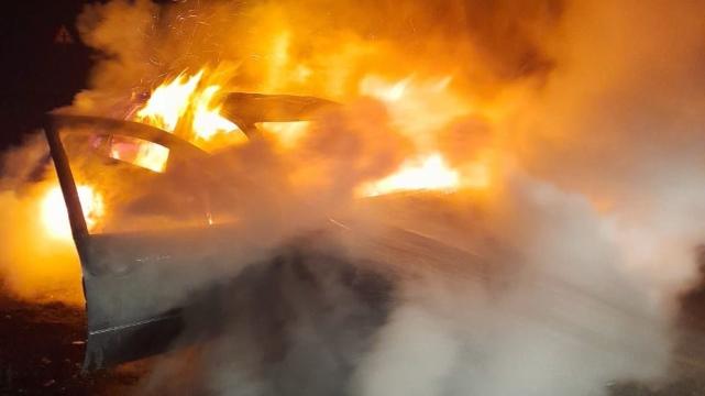 сгоревший автомобиль