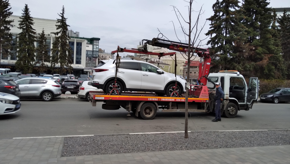 В Нижнем Новгороде с марта вынесли 2,7 тыс. штрафов за парковку на газонах