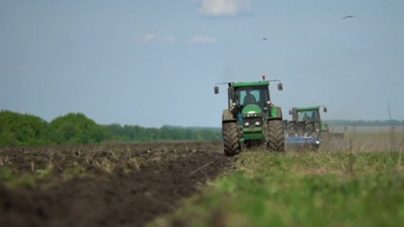 трактор в поле