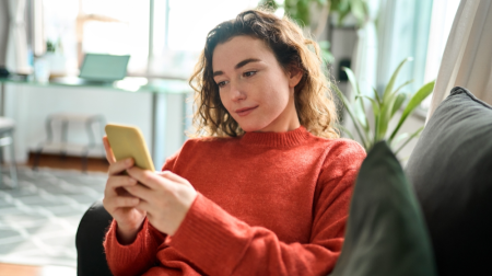 девушка с телефоном