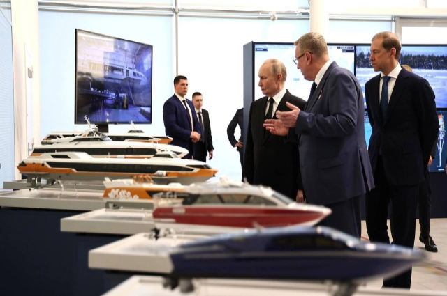 Президент осматривает макеты судов