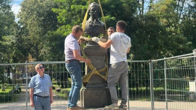 бюст поэта