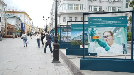 «От первого лица»: фотовыставку к 30-летию СИБУРа открыли на Покровке