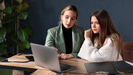 Девушки в офисе