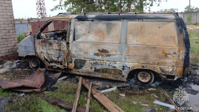 сгоревший автомобиль