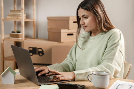 Девушка за ноутбуком