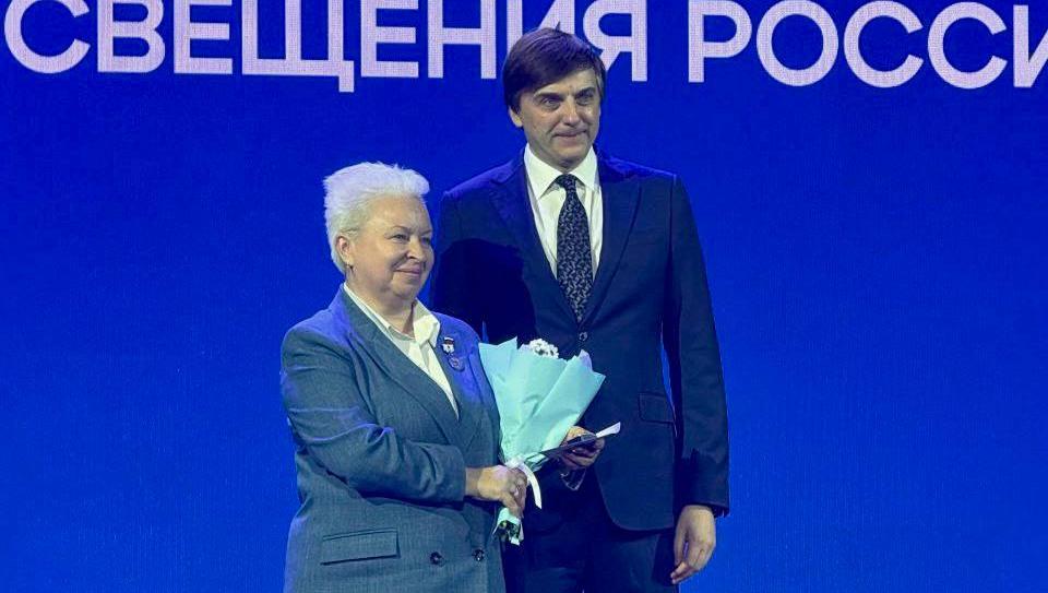 Директор школы №130 получила награду Минпросвещения «Почетный наставник»