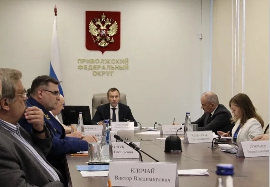 Виктор Клочай принял участие в заседании окружной комиссии по вопросам рынка труда