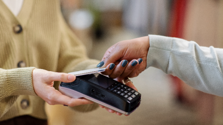 Жители ПФО расплатились за рубежом картами на 10,3 млрд рублей и вывели округ на второе место по России