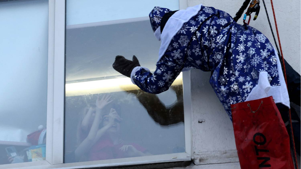 Деды Морозы-альпинисты поздравили пациентов Областной детской больницы