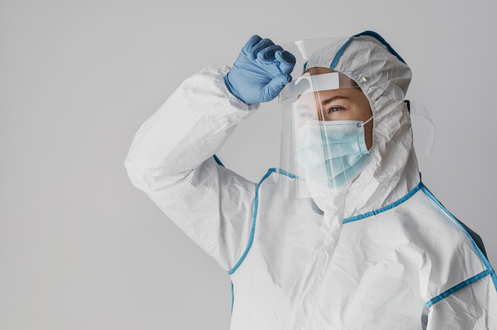 Врач в защитном костюме