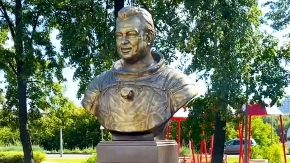 Бюст Гречко вернулся к планетарию  