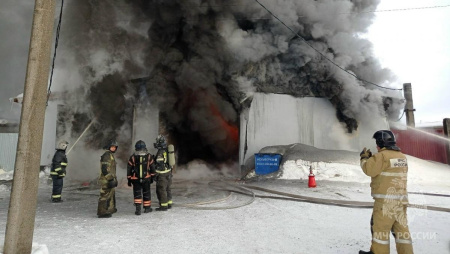 В Балахнинском округе загорелся цех по производству свечей на 900 кв. м