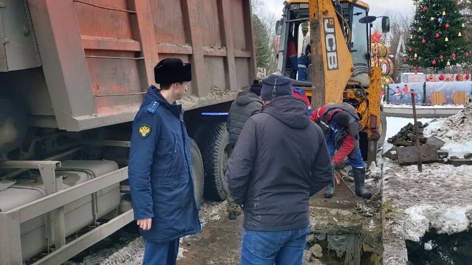Прокуратура Пензы проверяет утечку воды на улице Карла Маркса