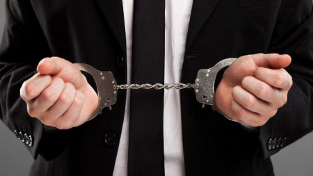 преступник в наручниках