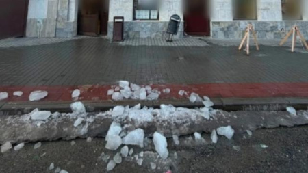 упавшая наледь