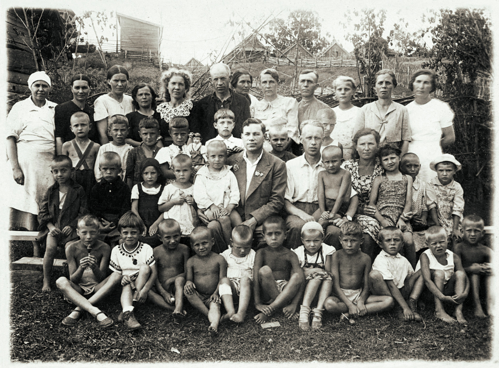 Deti_na_otdiche_1943.jpg