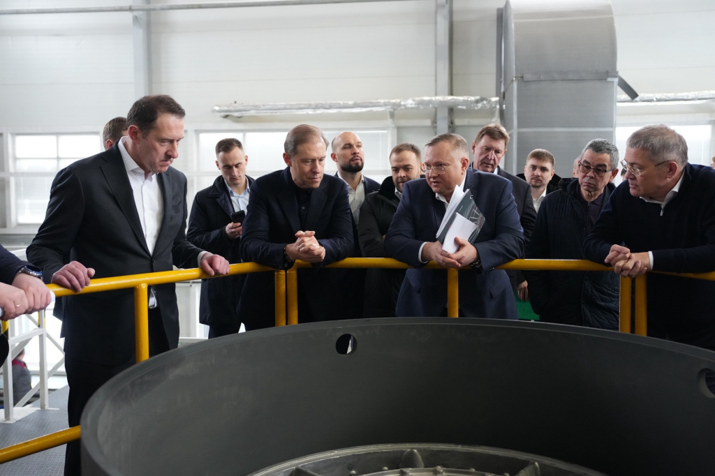 Мантуров_газостат_пресс-служба ОДК.jpg